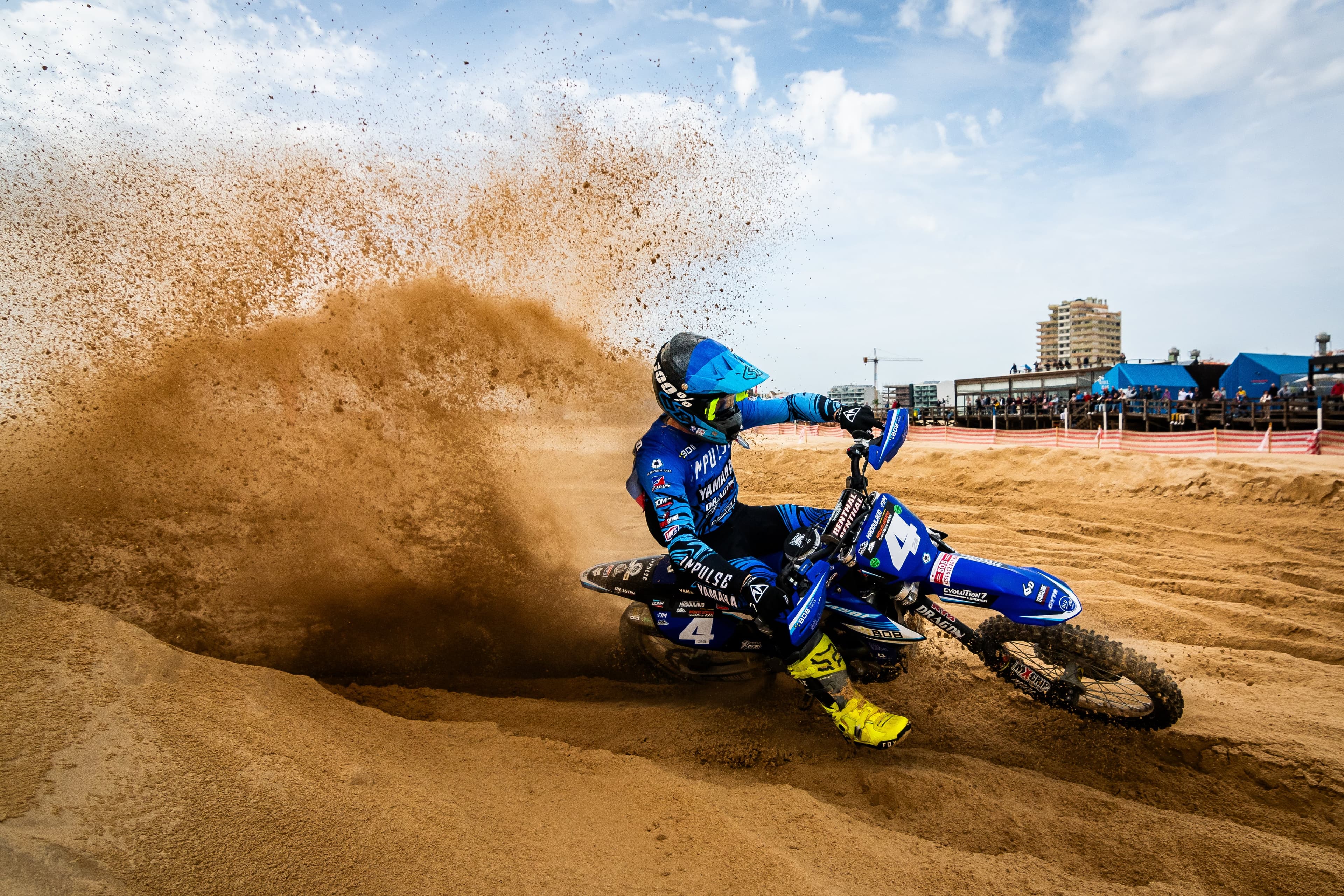 Motocycliste en action sur circuit de sable